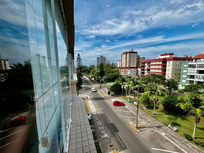 Apartamento de frente, mobiliado, na melhor Praça de Capão!