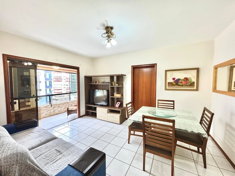 Apto de frente com sacada! 1 quadra do mar! Mobiliado!: 2ª foto da galeria de imagens do imóvel