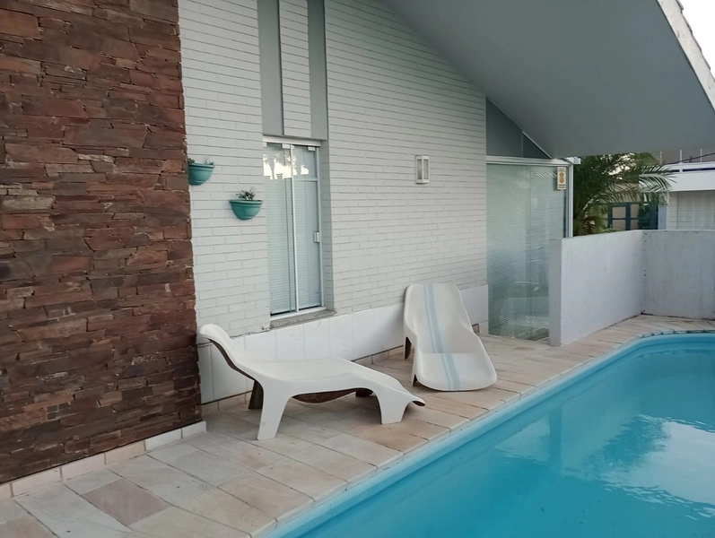 Esxelente casa 04 dormitórios com piscina locação temporada: 2ª foto da galeria de imagens do imóvel