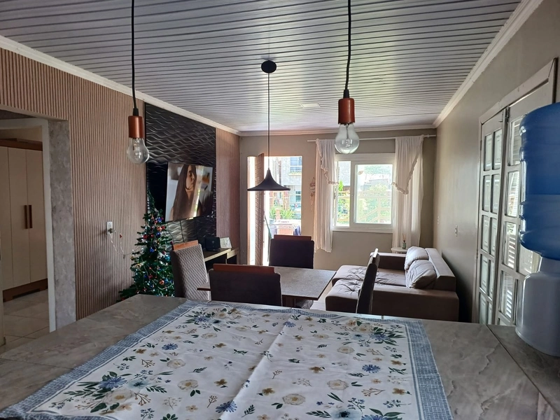 Casa 02 dormitórios ampla, com excelente garagem com churrasqueira: 1ª foto da galeria de imagens do imóvel