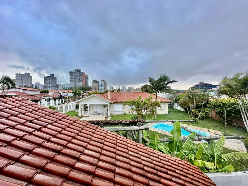 Casa de esquina 04 dormitórios com piscina a 4 quadras do mar.: 2ª foto da galeria de imagens do imóvel