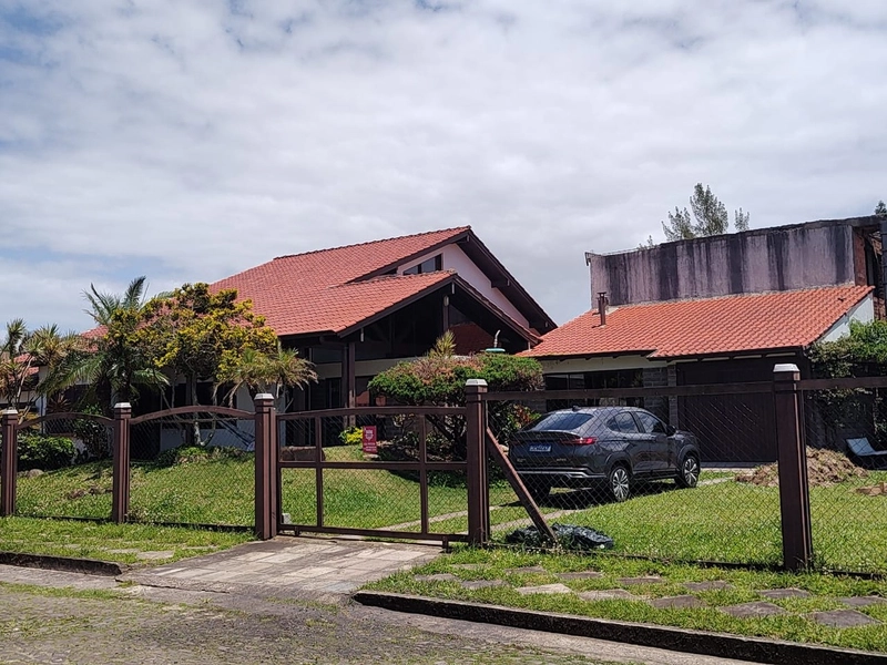 Casa de esquina 04 dormitórios com piscina a 4 quadras do mar.: 44ª foto da galeria de imagens do imóvel