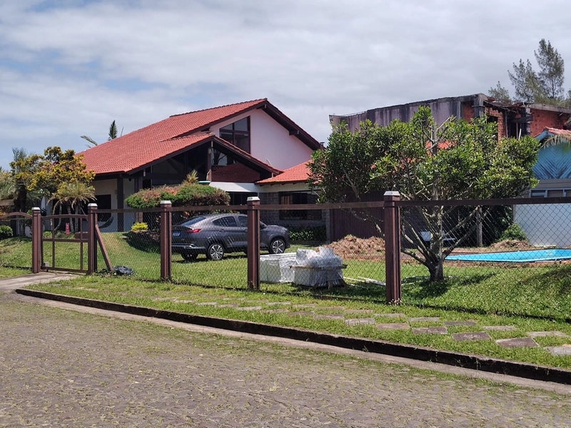 Casa de esquina 04 dormitórios com piscina a 4 quadras do mar.: 1ª foto da galeria de imagens do imóvel