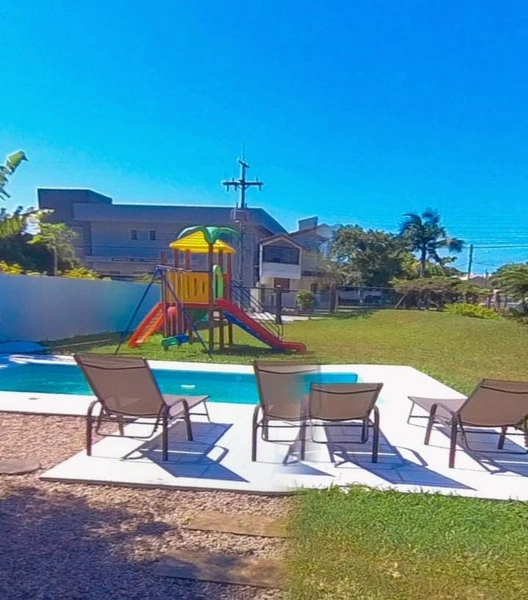 Casa de esquina 04 dormitórios com piscina a 4 quadras do mar.: 2ª foto da galeria de imagens do imóvel