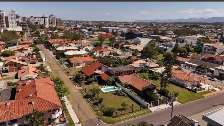 Casa de esquina 04 dormitórios com piscina a 4 quadras do mar.: 5ª foto da galeria de imagens do imóvel