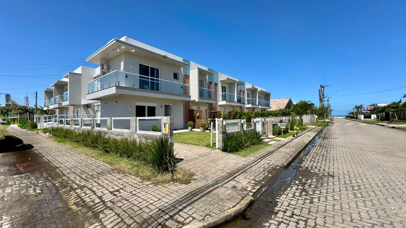 Sobrado de Esquina com Piscina no Centro de Xangrilá.: 2ª foto da galeria de imagens do imóvel