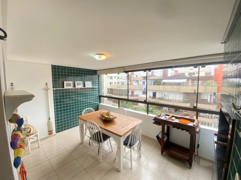 Apartamento 02 dormitórios com sacada de frente em zona nobre de Capão: 4ª foto da galeria de imagens do imóvel