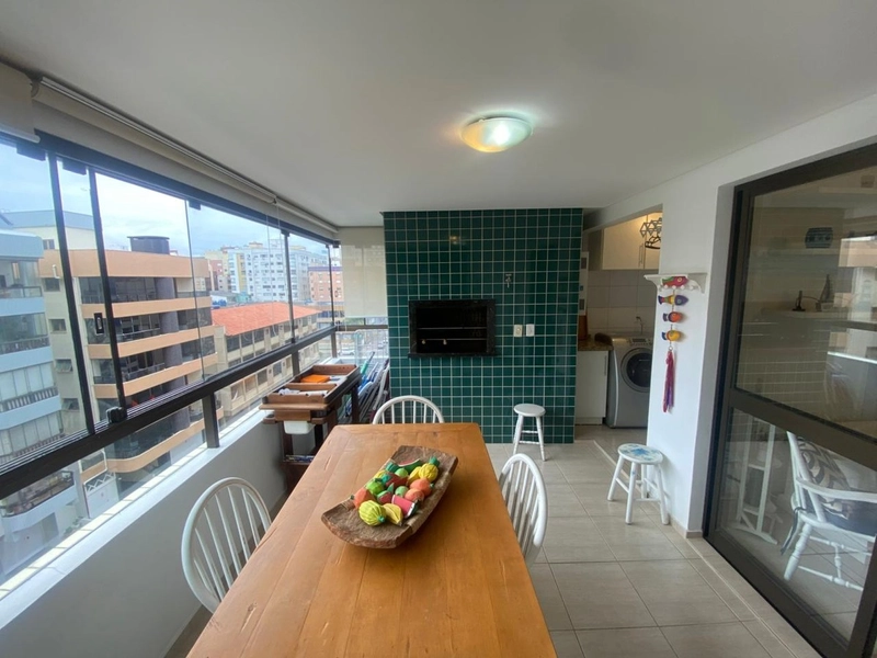 Apartamento 02 dormitórios com sacada de frente em zona nobre de Capão: 3ª foto da galeria de imagens do imóvel