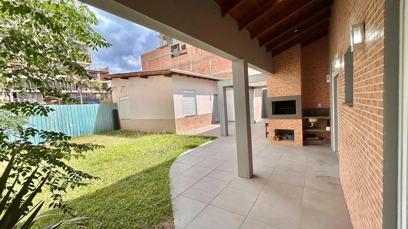 Casa climatizada com 3 dormitórios sendo uma suíte 03 quadras do mar: 3ª foto da galeria de imagens do imóvel