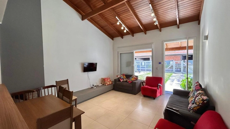 Casa climatizada com 3 dormitórios sendo uma suíte 03 quadras do mar: 1ª foto da galeria de imagens do imóvel