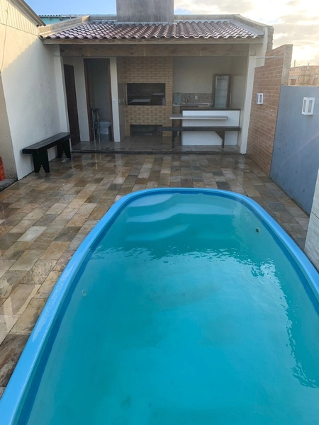 Casa com piscina 02 dormitórios Capão da Canoa Temporada: 1ª foto da galeria de imagens do imóvel