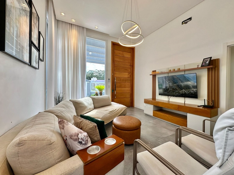 Casa 3 Dormitórios com piscina: 5ª foto da galeria de imagens do imóvel
