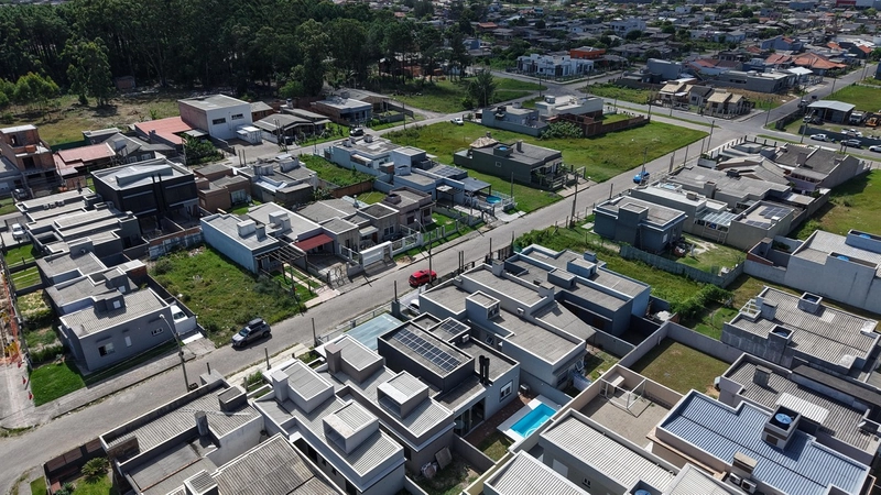 Casa 3 Dormitórios com piscina: 23ª foto da galeria de imagens do imóvel