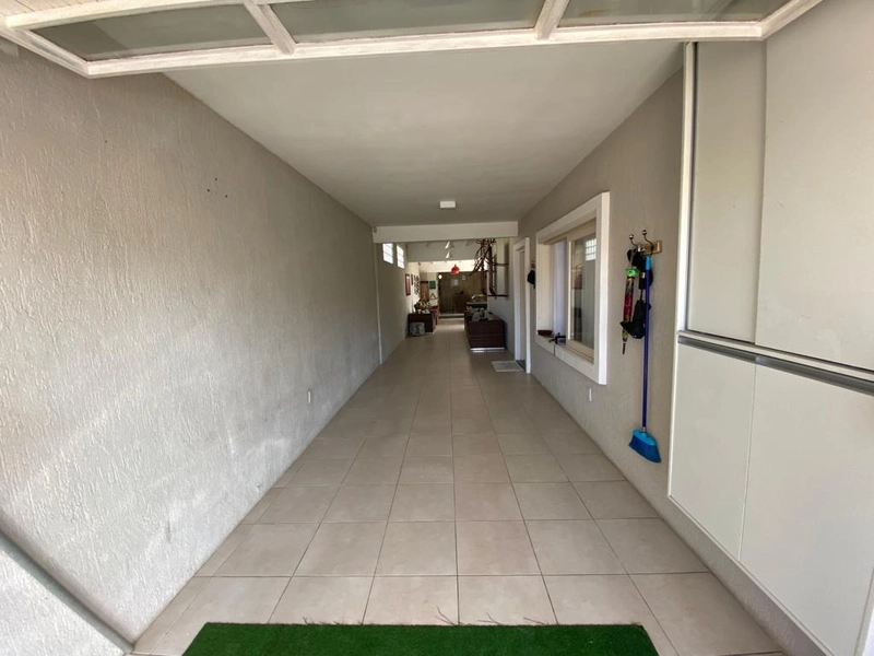LINDA CASA COM PISCINA - 4 QUARTOS: 3ª foto da galeria de imagens do imóvel