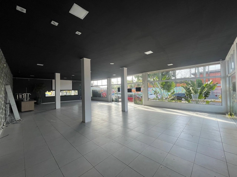 Loja comercial de esquina com 300m² ideal para Restaurante: 12ª foto da galeria de imagens do imóvel