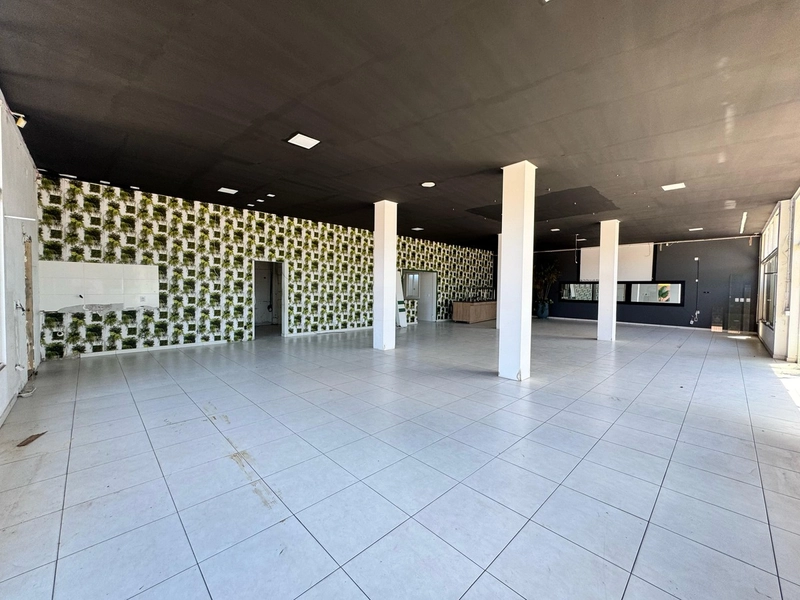 Loja comercial de esquina com 300m² ideal para Restaurante: 2ª foto da galeria de imagens do imóvel