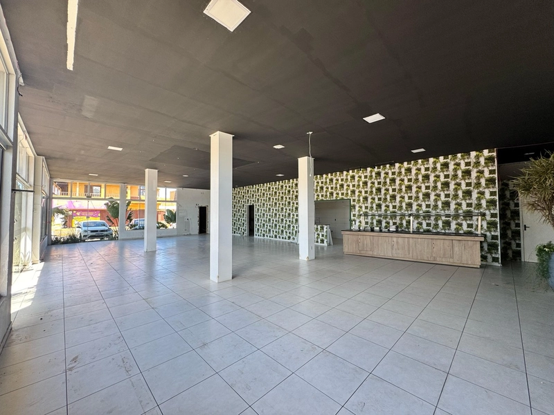 Loja comercial de esquina com 300m² ideal para Restaurante: 6ª foto da galeria de imagens do imóvel