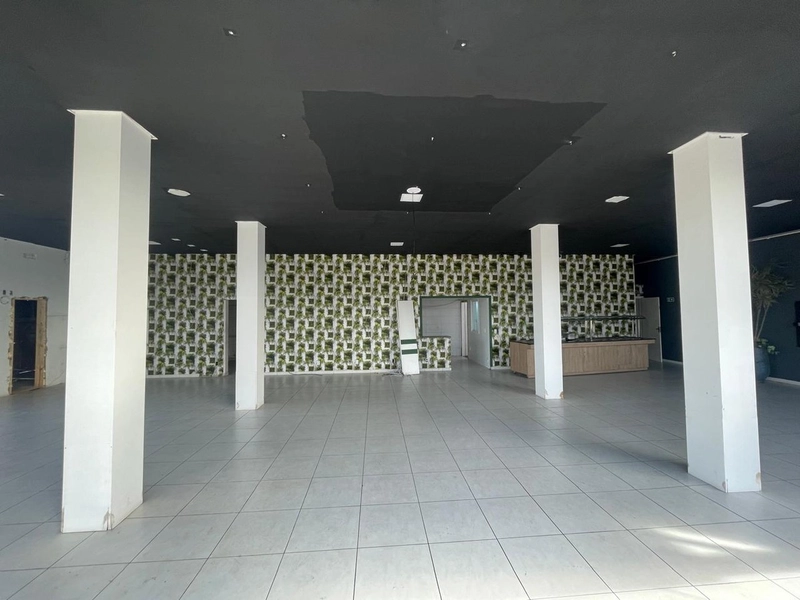 Loja comercial de esquina com 300m² ideal para Restaurante: 7ª foto da galeria de imagens do imóvel