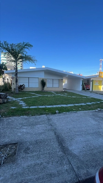 Casa Comercial com 03 dormitórios em excelente localização.: 1ª foto da galeria de imagens do imóvel