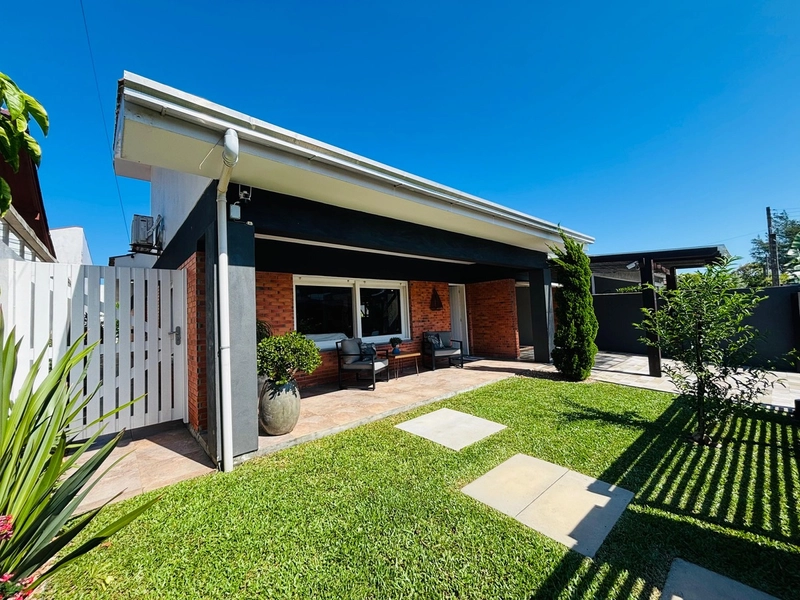Excelente Casa à venda no centro da praia de Xangri-lá: 2ª foto da galeria de imagens do imóvel