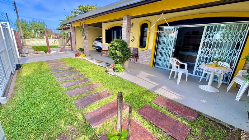 Casa 02 quadras do mar á venda em Atlântida Sul Osorio: 1ª foto da galeria de imagens do imóvel