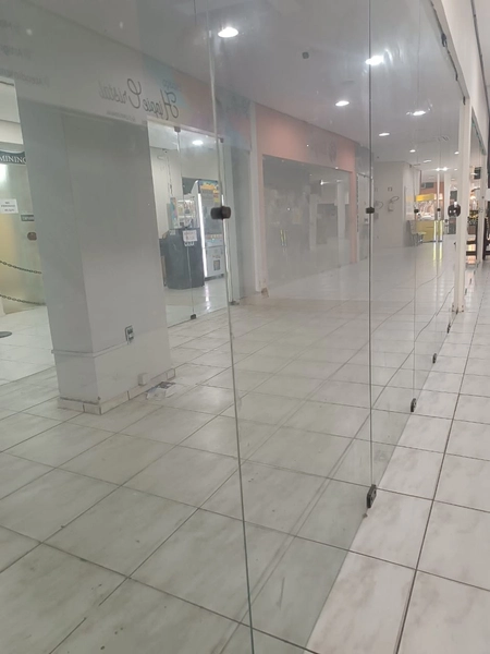 Loja comercial localizada no Shopping Sunset Boulevard centro de Capão: 1ª foto da galeria de imagens do imóvel