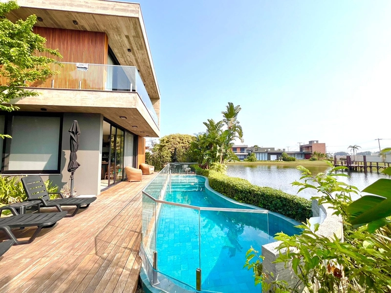 Excelente sobrado com - 05 suítes para Locação Temporada Enseada