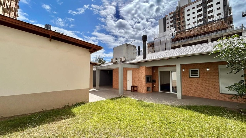 Casa 05 dormitórios com Piscina e Quiosque Temporada em Capão da Canoa: 2ª foto da galeria de imagens do imóvel