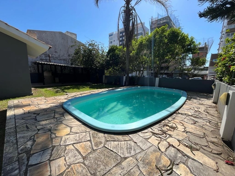Casa 05 dormitórios com Piscina e Quiosque Temporada em Capão da Canoa: 1ª foto da galeria de imagens do imóvel
