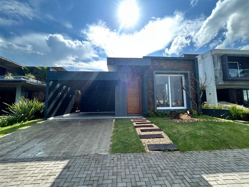CASA EM CONDOMINIO JUNTO A INFRAESTRUTURA