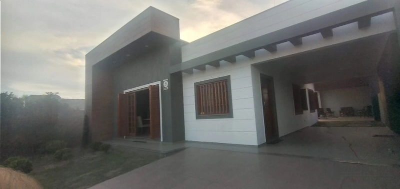 Linda Casa 03 dormitórios com piscina, Capão da Canoa Temporada: 2ª foto da galeria de imagens do imóvel