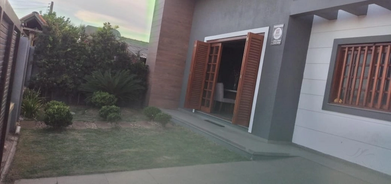 Linda Casa 03 dormitórios com piscina, Capão da Canoa Temporada: 12ª foto da galeria de imagens do imóvel
