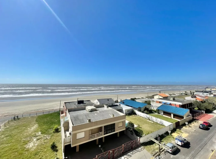 Apartamento 02 dormitórios 02 box frente para o Mar em Capão da Canoa: 2ª foto da galeria de imagens do imóvel