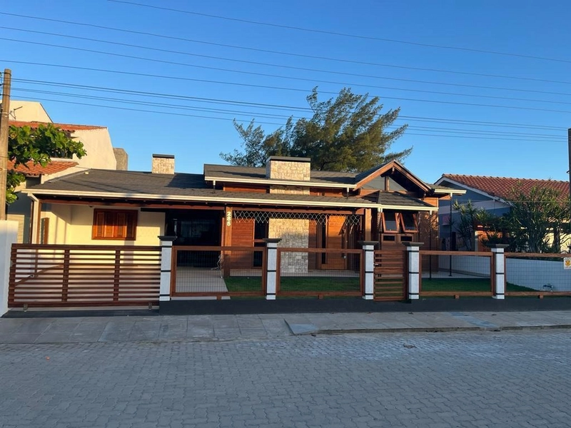 Chalé de praia 03 dormitórios todos sendo suíte com ar condicionado: 1ª foto da galeria de imagens do imóvel