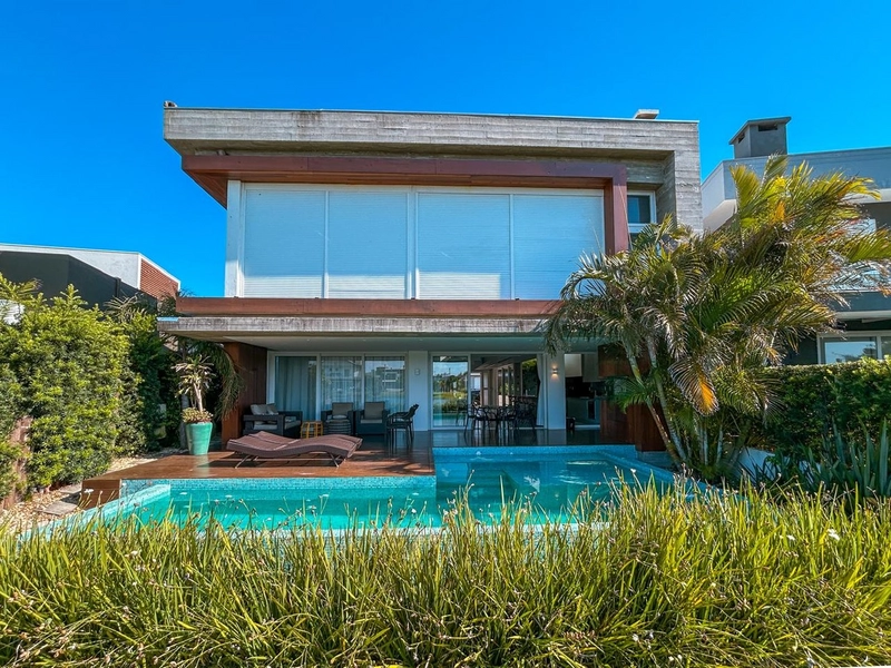 Sobrado em Condomínio 04 suítes no Sea Coast bairro Centro em Xangrilá