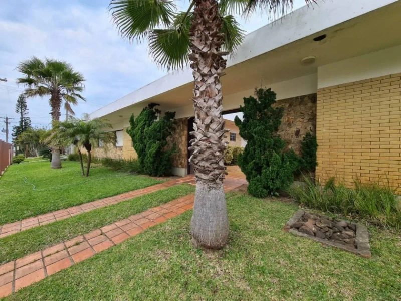 CASA EM ATLÂNTIDA - 04 DORMITÓRIOS