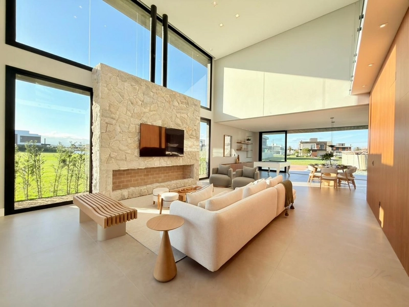 SOBRADO À BEIRA LAGO - ALTO PADRÃO - MOBILIADO & DECORADO: 3ª foto da galeria de imagens do imóvel