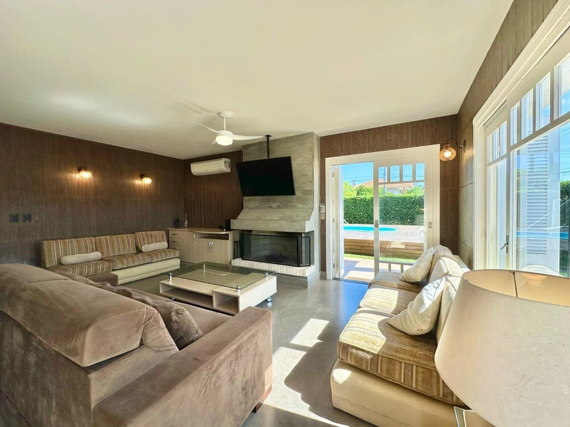 SOBRADO COM PISCINA NO CENTRO DE ATLÂNTIDA: 1ª foto da galeria de imagens do imóvel