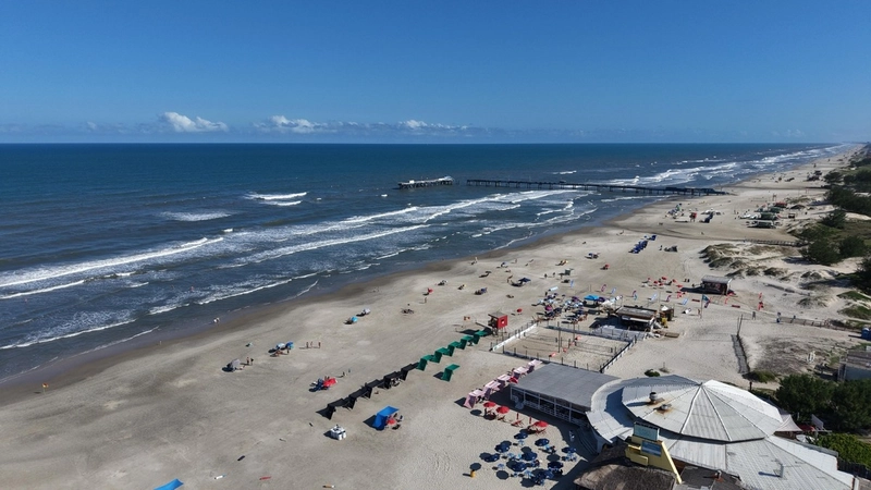 SOBRADO COM PISCINA NO CENTRO DE ATLÂNTIDA: 19ª foto da galeria de imagens do imóvel