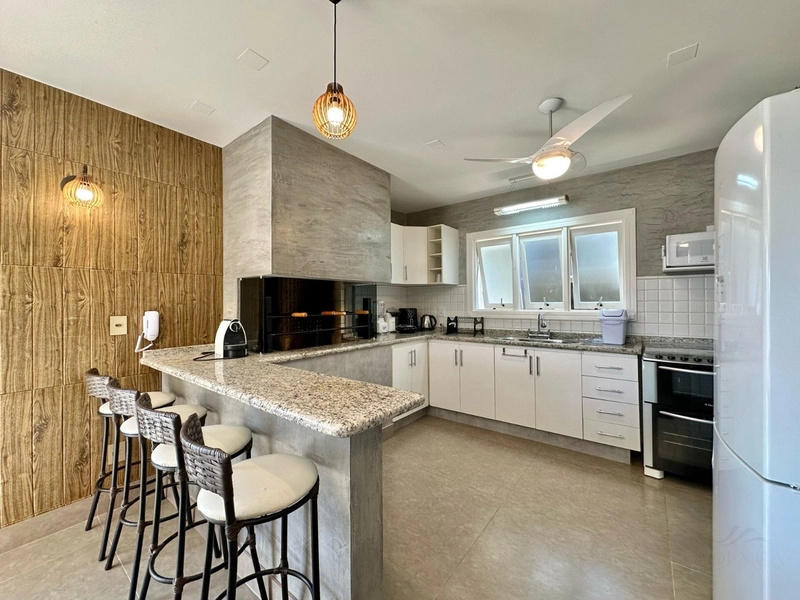 SOBRADO COM PISCINA NO CENTRO DE ATLÂNTIDA: 2ª foto da galeria de imagens do imóvel