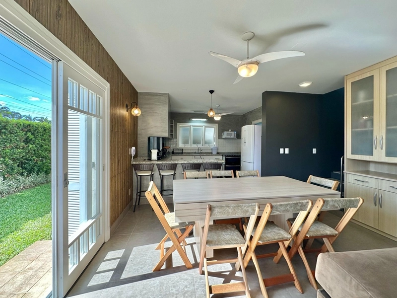 SOBRADO COM PISCINA NO CENTRO DE ATLÂNTIDA: 4ª foto da galeria de imagens do imóvel