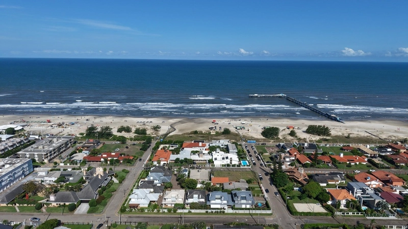SOBRADO COM PISCINA NO CENTRO DE ATLÂNTIDA: 20ª foto da galeria de imagens do imóvel