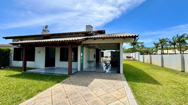 Excelente casa 03 dormitórios com  piscina em Atântida para Temporada: 1ª foto da galeria de imagens do imóvel