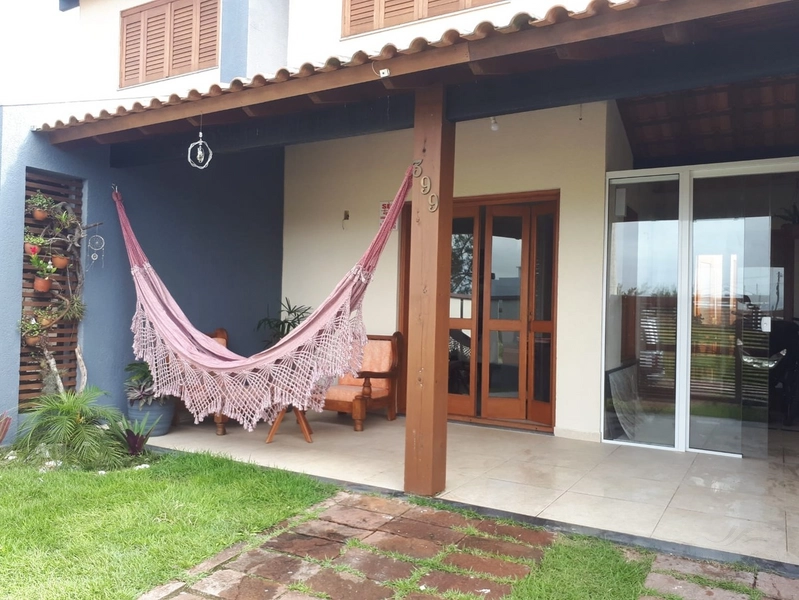 Linda casa 03 dormitórios 300m da praia Capão da Canoa Temporada: 1ª foto da galeria de imagens do imóvel