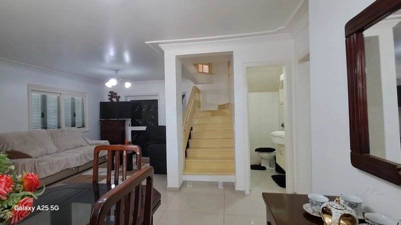 Sobrado com 03 dormitórios sendo 01 suíte, com garagem para 03 carros: 2ª foto da galeria de imagens do imóvel