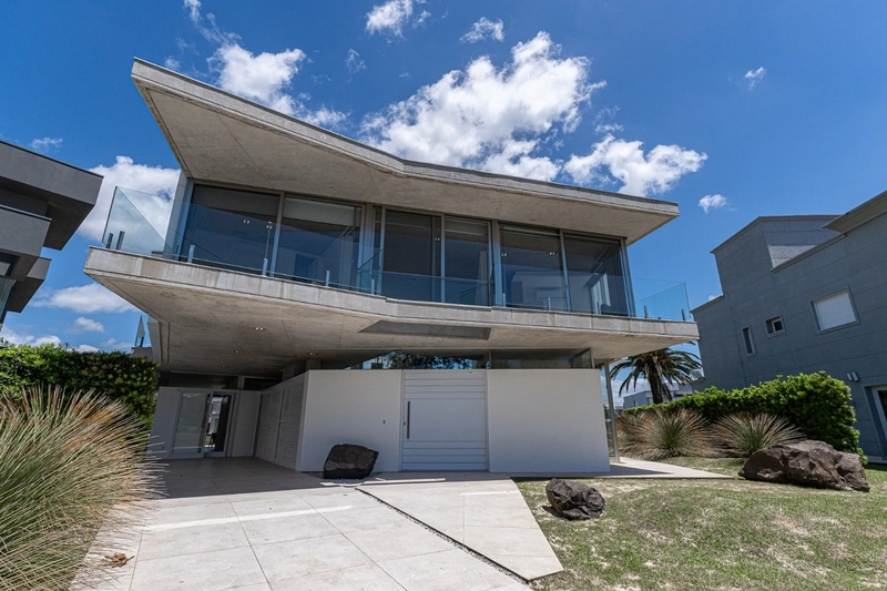 Sobrado - 05 suítes - Condomínio Enseada - Xangri-Lá: 1ª foto da galeria de imagens do imóvel