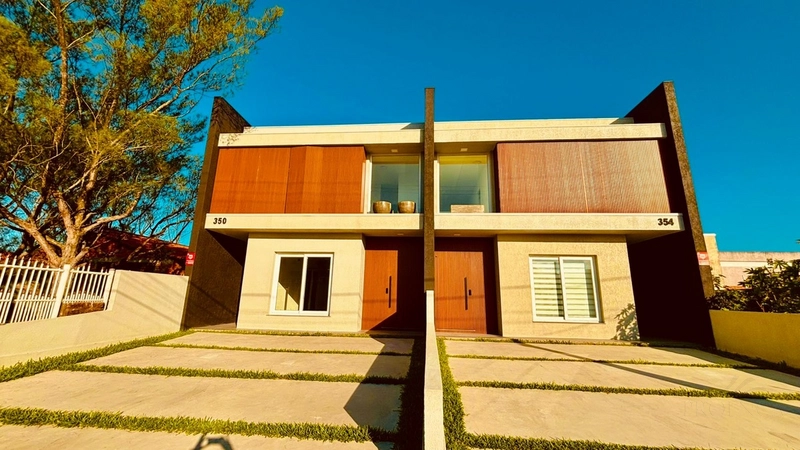 Sobrado apenas 1 Quadra do Mar, 3 suítes Zona Nova Capão da Canoa: 1ª foto da galeria de imagens do imóvel