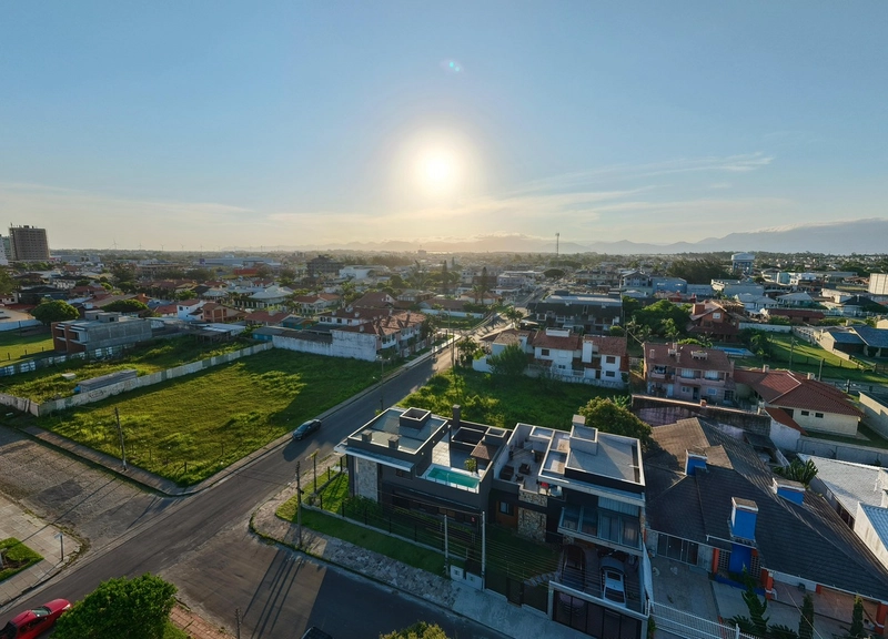 CASA ALTO PADRÃO  COM TERRAÇO E PISCINA  À VENDA: 3ª foto da galeria de imagens do imóvel