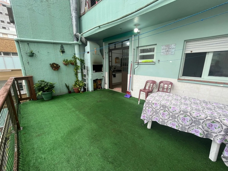 Apartamento de 2 Dormitórios com dependência ( Zona Nova )