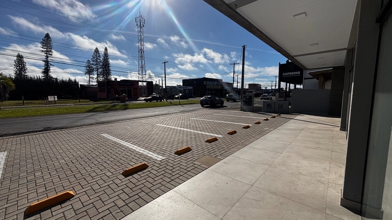 Loja Comercial com Pé-Direito Duplo e Área Externa Privativa no Litora: 3ª foto da galeria de imagens do imóvel